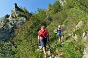21 Il bosco si dirada e il sentiero sale in traverso l'erboso-roccioso versante ovest del Pizzo di Spino